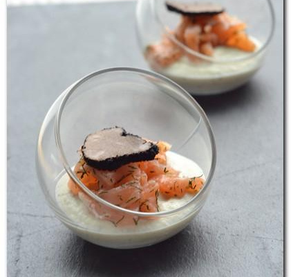 Verrine de crème d'artichaut au fromage et truffe noire, saumon fumé