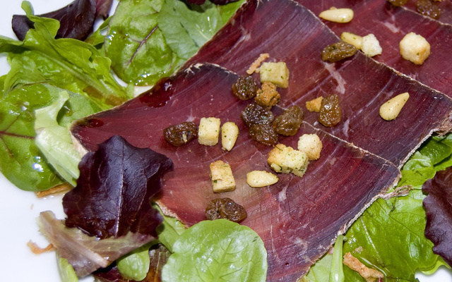 Salade des grisons, vinaigrette à la mélasse de grenades