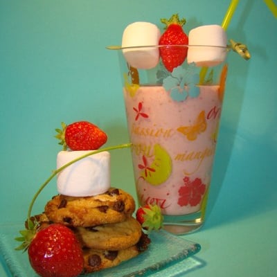 Milk-shake fraise vanille de Léa, et ses petits cookies aux pépites de chocolat et éclats de chamallow