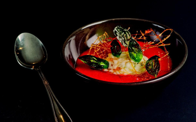 Soupe de fraises, sorbet basilic et tuile de caramel