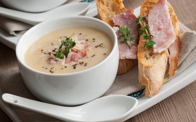 Velouté de panais et mouillettes de jambon pata negra