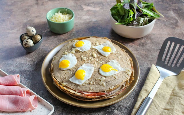 Gâteau de crêpes salées façon croque-madame