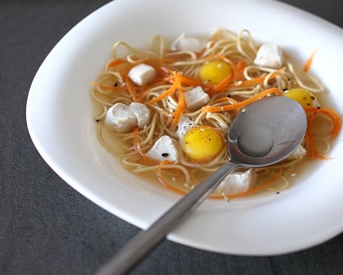 Dés de poulet pochés au bouillon crustacé, nouille chinoise et julienne de carotte