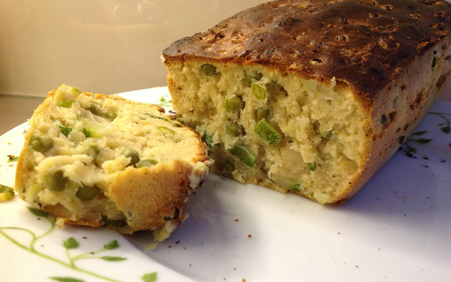 Cake aux courgettes et aux petits pois