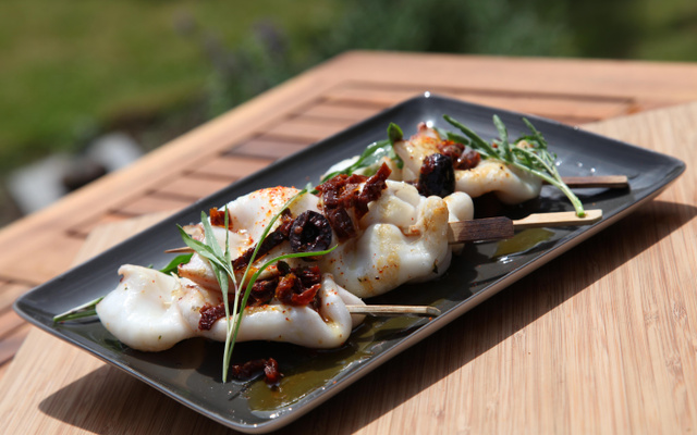 Encornets en brochette grillés au thym frais