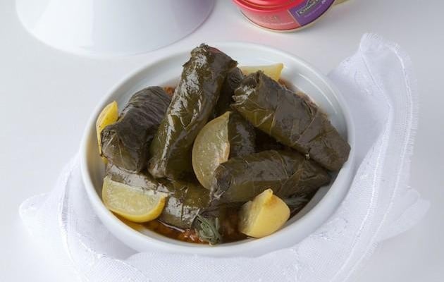 Bataille de feuilles de vigne au thon et tomates séchées