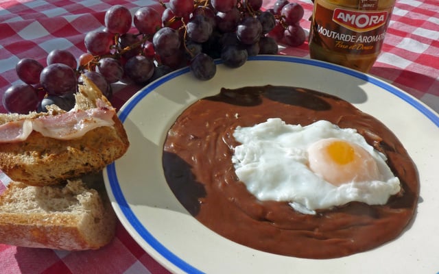 Sauce à l'œuf vigneronne du Berry, au vin rouge et à la moutarde aromatisée Amora