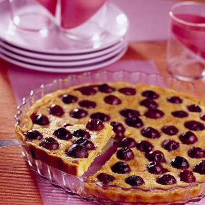 Tarte aux cerises et macarons