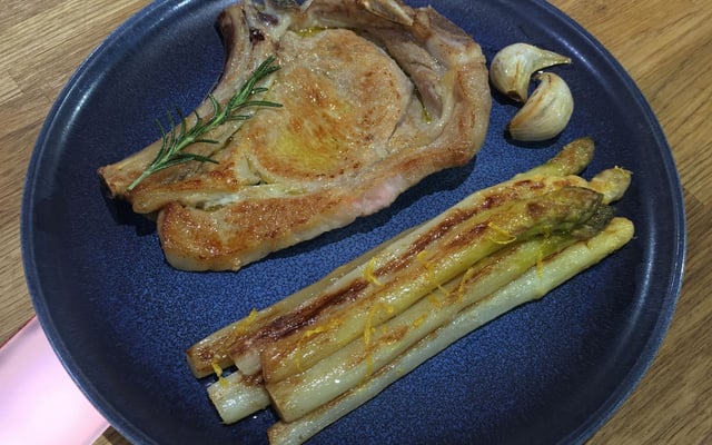 Côte de veau parfumée au romarin et asperges blanches au citron