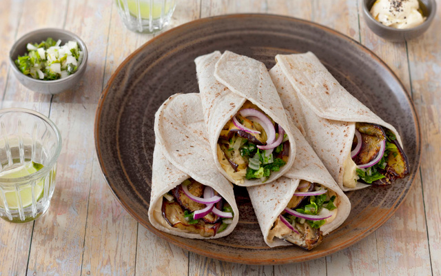 Burritos végétariens sans gluten aux aubergines, herbes et houmous