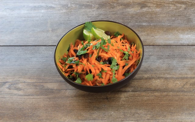 Salade de carottes râpées, miel, raisins secs et agrumes