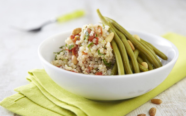 Salade de Haricots Verts et quinoa aux tomates confites, coriandre et pignons de pin