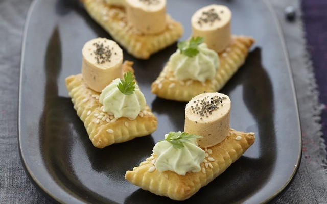 Feuilleté au sésame, chantilly wasabi et Apérivrais Saumon