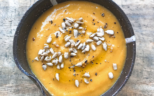 Velouté de carottes, lentilles corail, graines de tournesol et pointe de curry