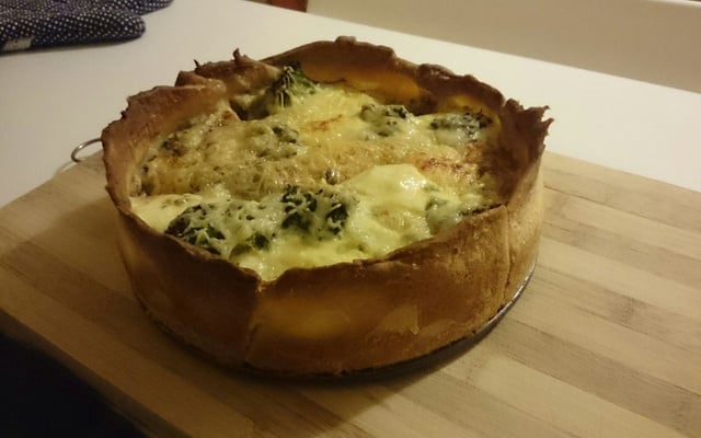 Tarte aux brocolis sur lit de roquefort