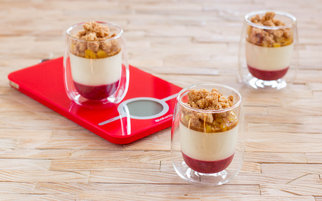 Verrine vanille, gelée de framboise et ananas vanillé parsemé de crumble coco