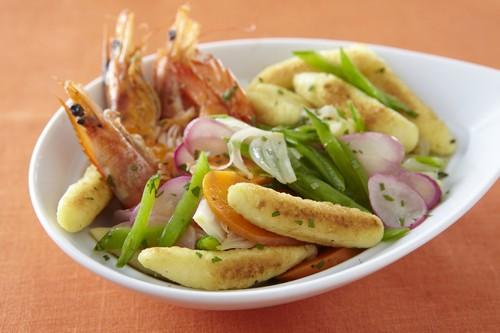 Wok de quenelle et légumes croquants aux crevettes