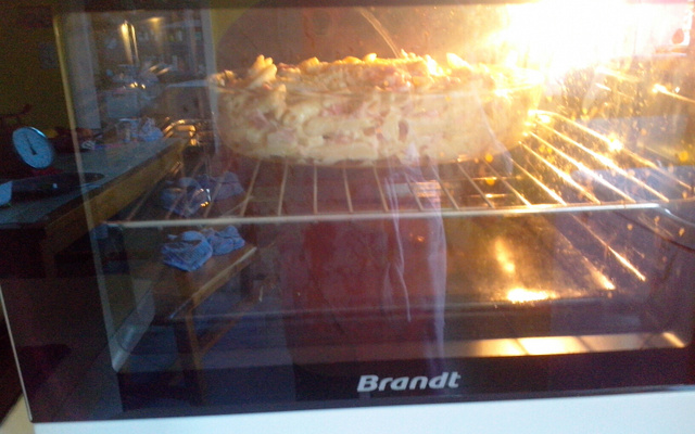 Gratin de pâtes au jambon assaisonné d'une pointe de noix de muscade