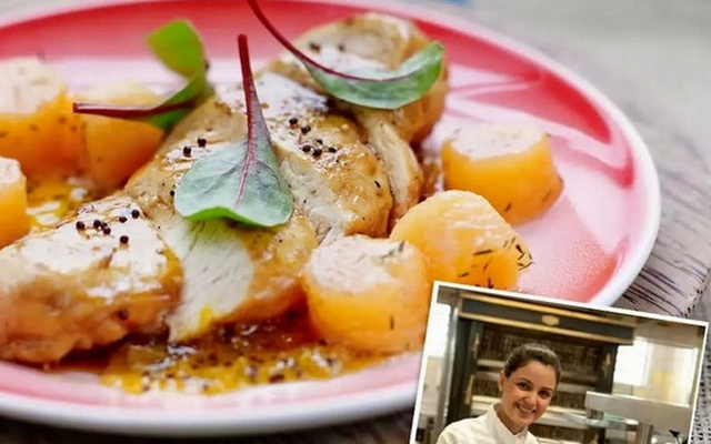 Suprême de volaille fermière, melon de Guadeloupe en chutney et melon de Guadeloupe rôti à la verveine, tombée des jeunes pousses de moutarde