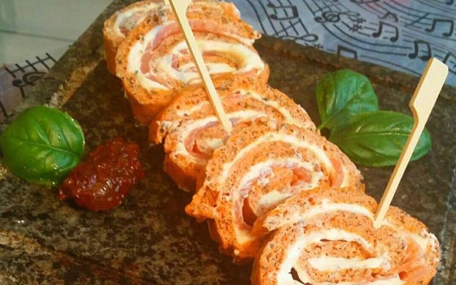 Roulé de tomate saumon fumé et fromage à l'ail et au fines herbes