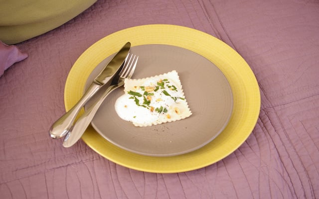 Raviole de champignons, émulsion de lard fumé, et éclats de noisettes torréfiées