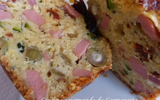 Cake salé aux saucisses de strasbourg et courgettes