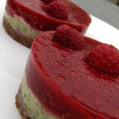 Tartelettes aux framboises et à la crème de pistache sur biscuit chocolaté