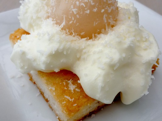 Lychee sur croquant à la noix de coco