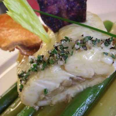 Turbot «André Moreau» glacé minute, jeunes poireaux, asperges vertes et jus de cuisson