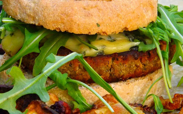 Auvergnat burger végé aux lentilles du Puy et à la Fourme d'Ambert