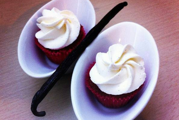 Des cupcakes au chocolat et crème au beurre vanillé à base de meringue suisse