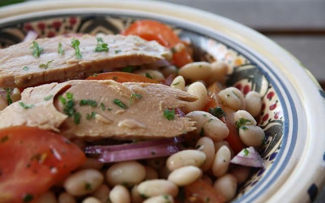 Salade de haricots blancs et tomates à l'émincé de thon