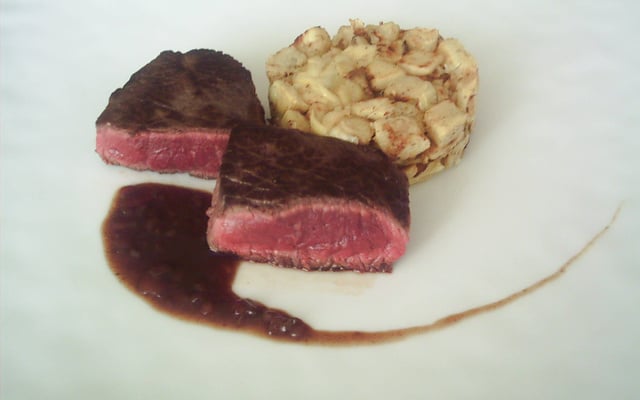 Tournedos de bœuf, cœurs d'artichauds poêlés, sauce bordelaise: