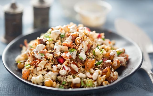 Salade de chou-fleur rôti, quinoa, feta, pois chiches et menthe