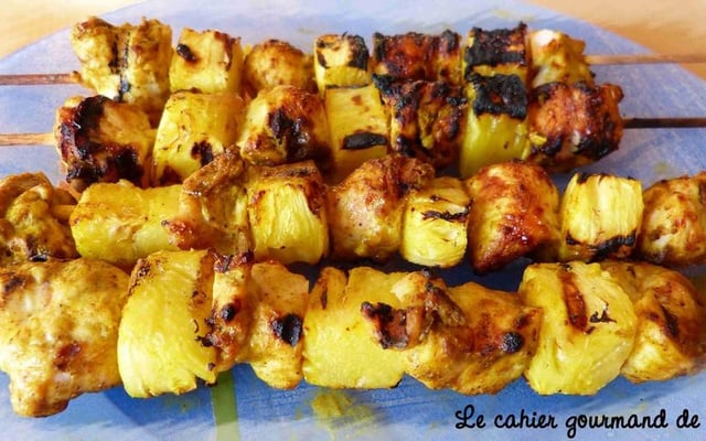 Brochettes poulet ananas au lait de coco et au curry
