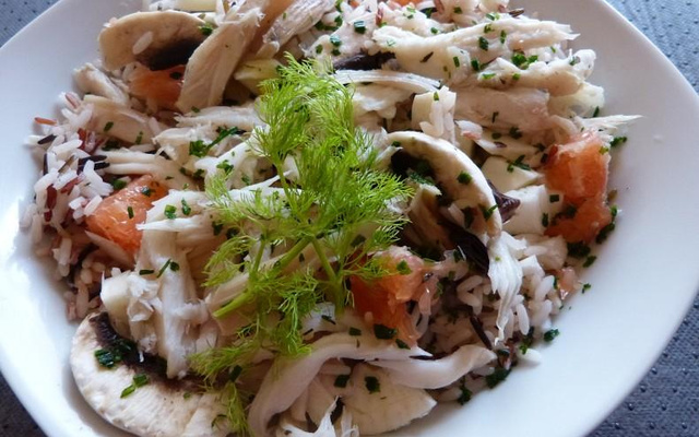 Salade tiède de raie au riz sauvage, pamplemousse et champignons