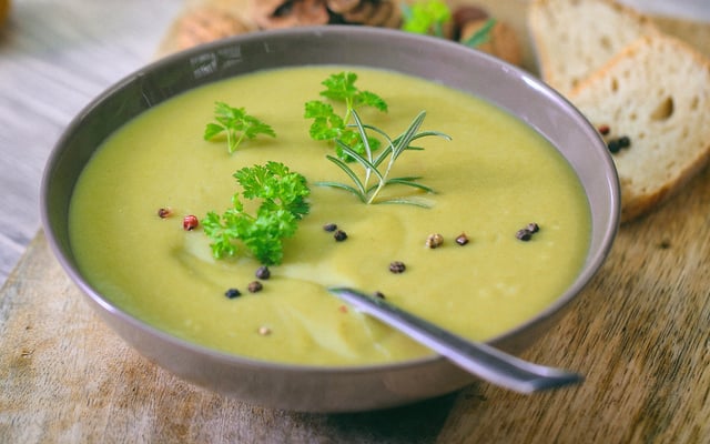 Velouté de pois cassés au lardons fumés