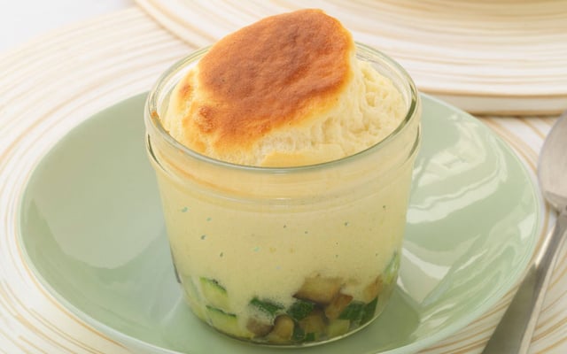 Soufflé au Boursin cuisine échalotes & ciboulette et petits légumes