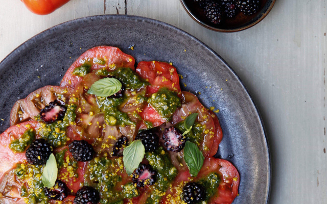 Carpaccio de tomates de France, pesto de pistaches et mûres
