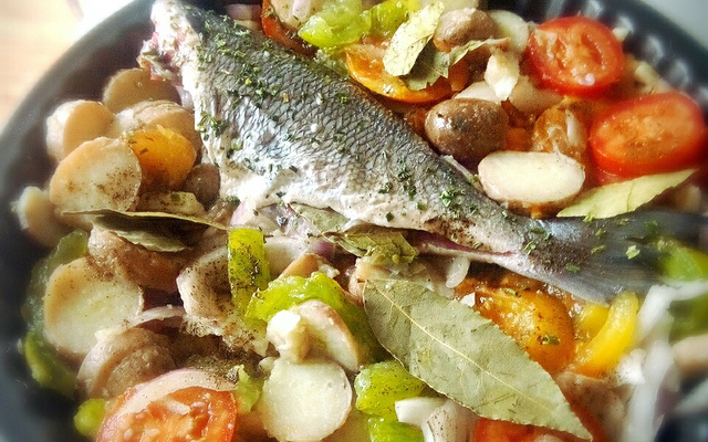 Dorade au four sur lit de pommes de terre