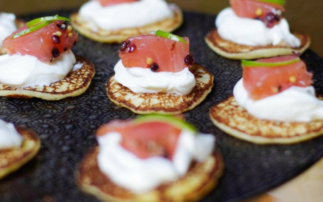 Petits blinis au saumon fumé, crème fraîche et citron vert
