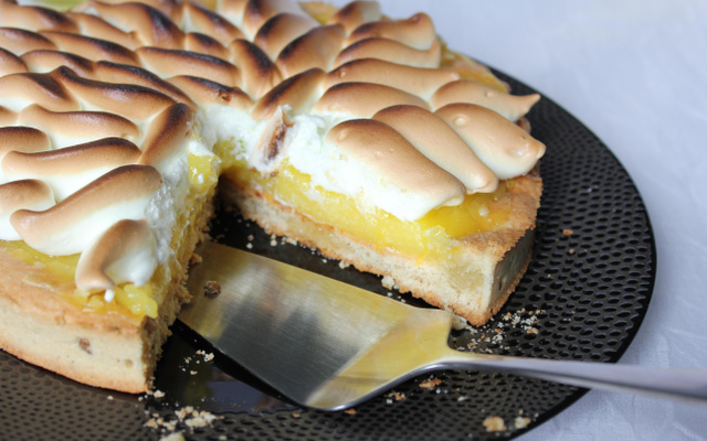 Tarte au citron jaune, meringue citron vert, pâte sablée amande et pistache