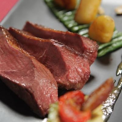 Magret de canard au coulis d'orange, gindembre, dattes, cacahuètes et avocat