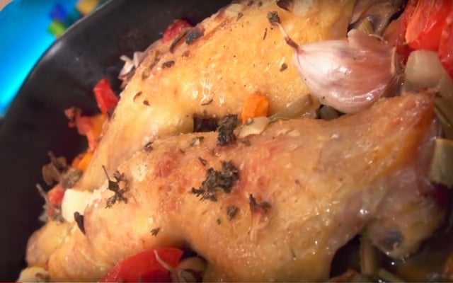 Cuisses de poulet grillées au four aux oignons, tomates et thym