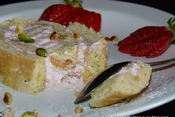 Biscuit roulé à la chantilly de fraises