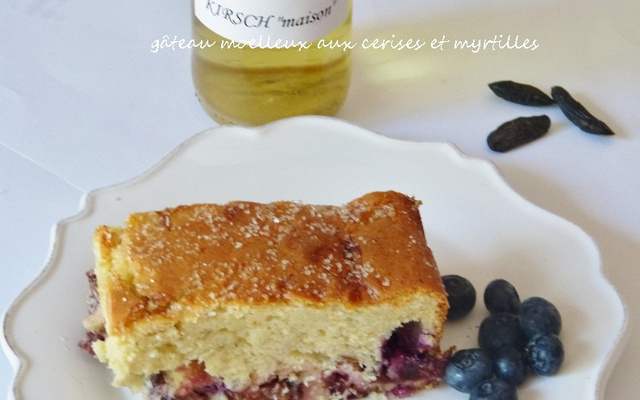 Gâteau moelleux aux cerises et myrtilles