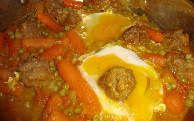 Tajine boulettes de viande, petits pois carottes
