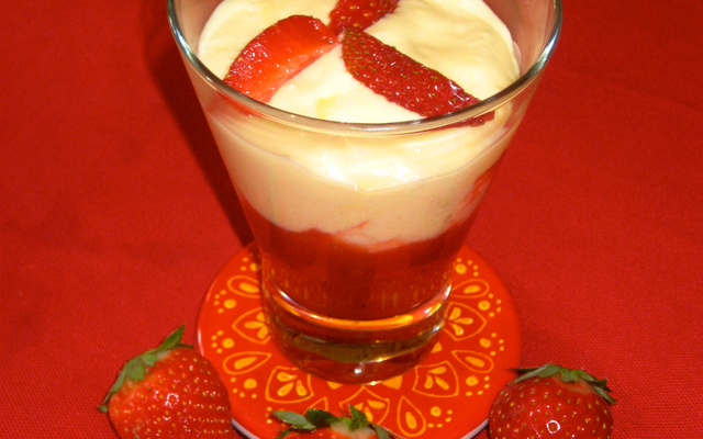 Mousse à l'amande sur lit de fraises