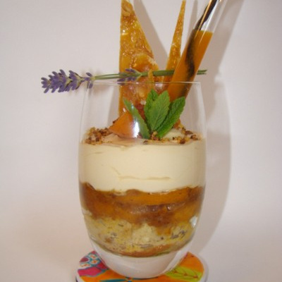 Tiramisu aux abricots, noisette, caramel, et son coulis à la vanille