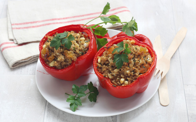 Poivrons farcis au quinoa, raisins secs, pignons et fromage de chèvre